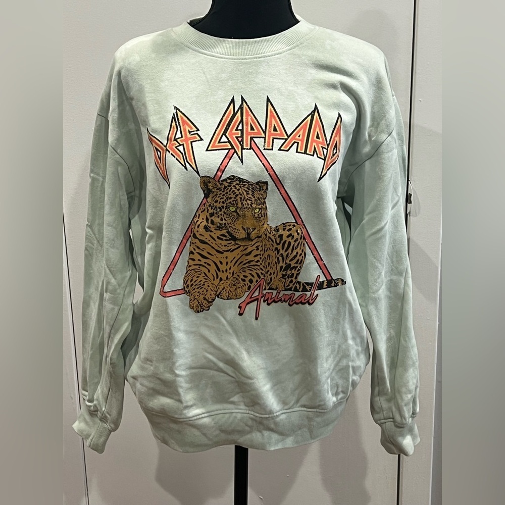 Woman’s DEF LEPPARD animal graphic crewkneck sweatshirt